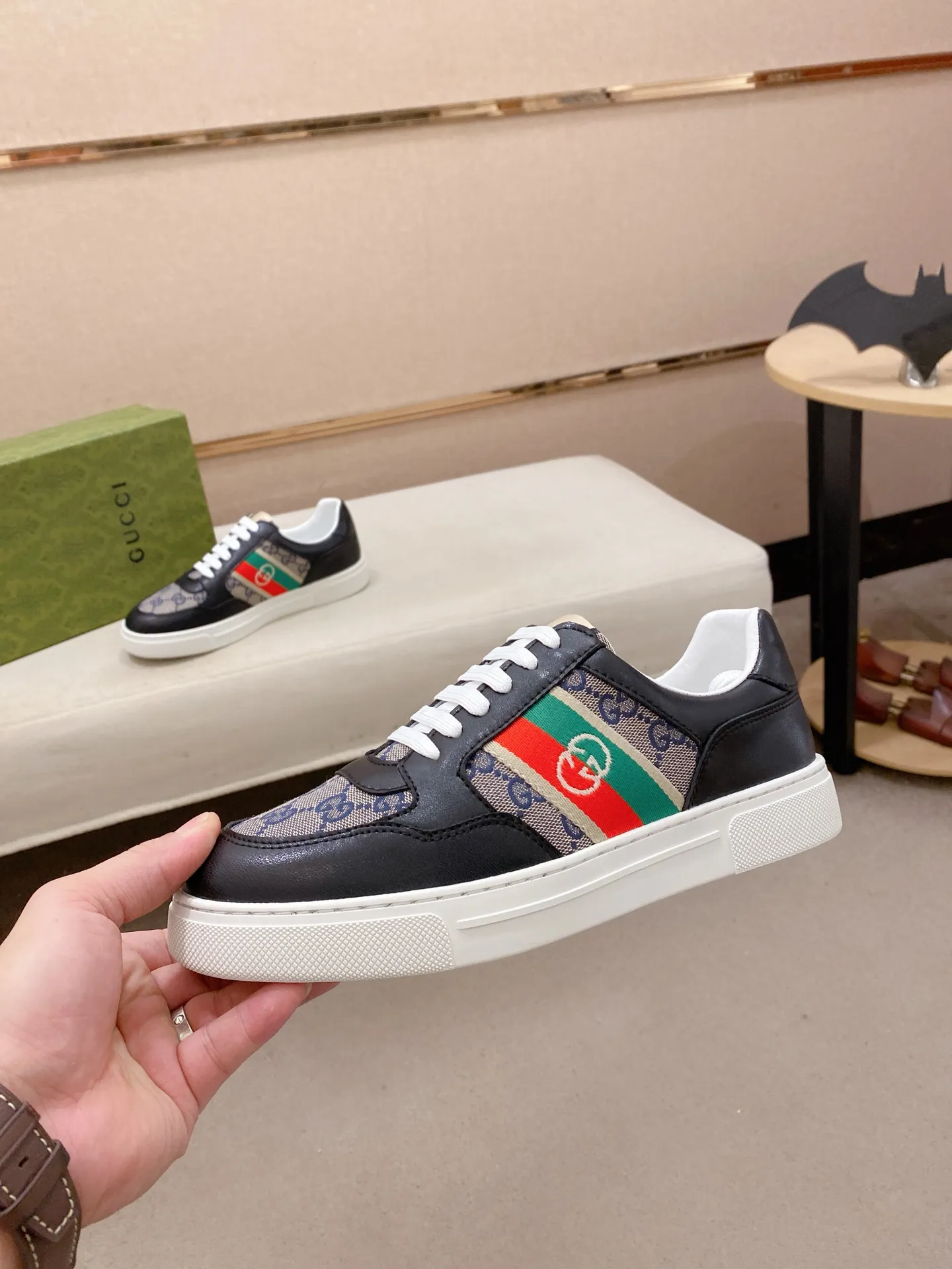 Men's shoes💰 440💰The new GUCCI (Gucci) counters are launched simultaneously. The new men's shoes, 😘fabrics are selected from imported cowhide, and the lining is sheepskin lining. 👍🏿 High-end ☄️ air-cushion molded anti-slip rubber outsole, exquisite lines, simple and elegant, comfortable and high-end for leisure travel. Code number: 38 to 44 (45 can be customized and cannot be returned or exchanged)